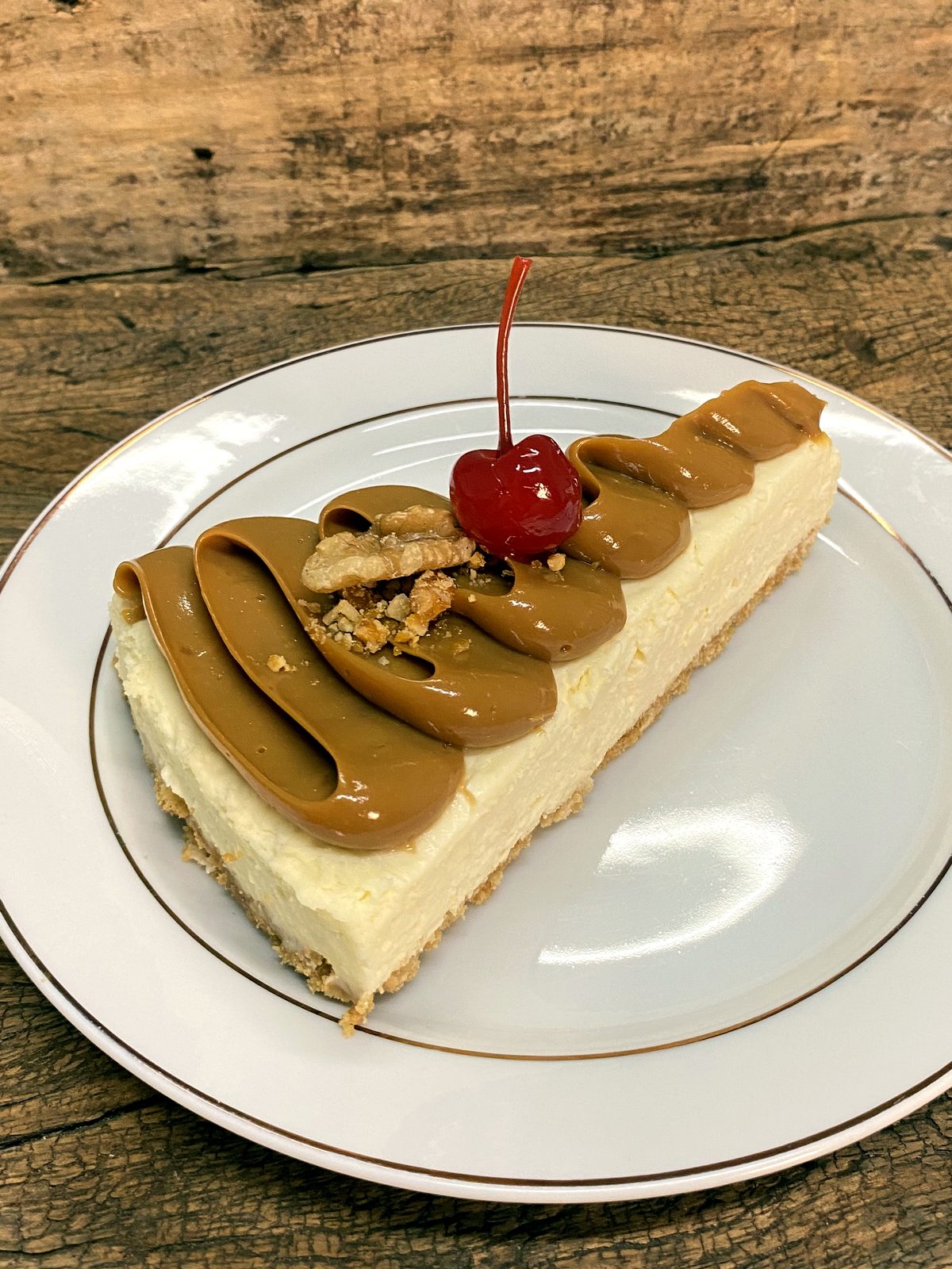Torta de doce de leite com nozes